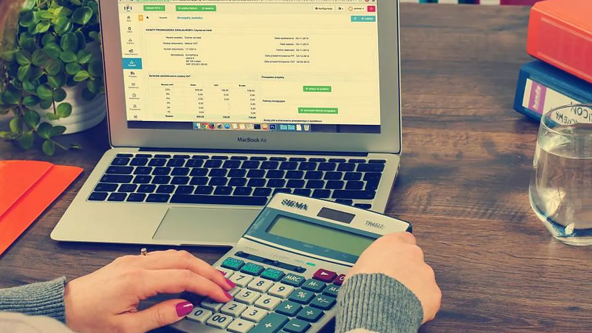 Calculadora y documentos para calcular impuestos de una venta de vivienda
