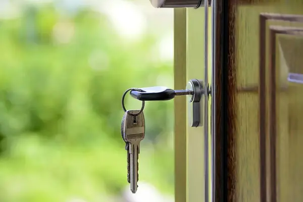 Llaves puestas en la cerradura de una vivienda